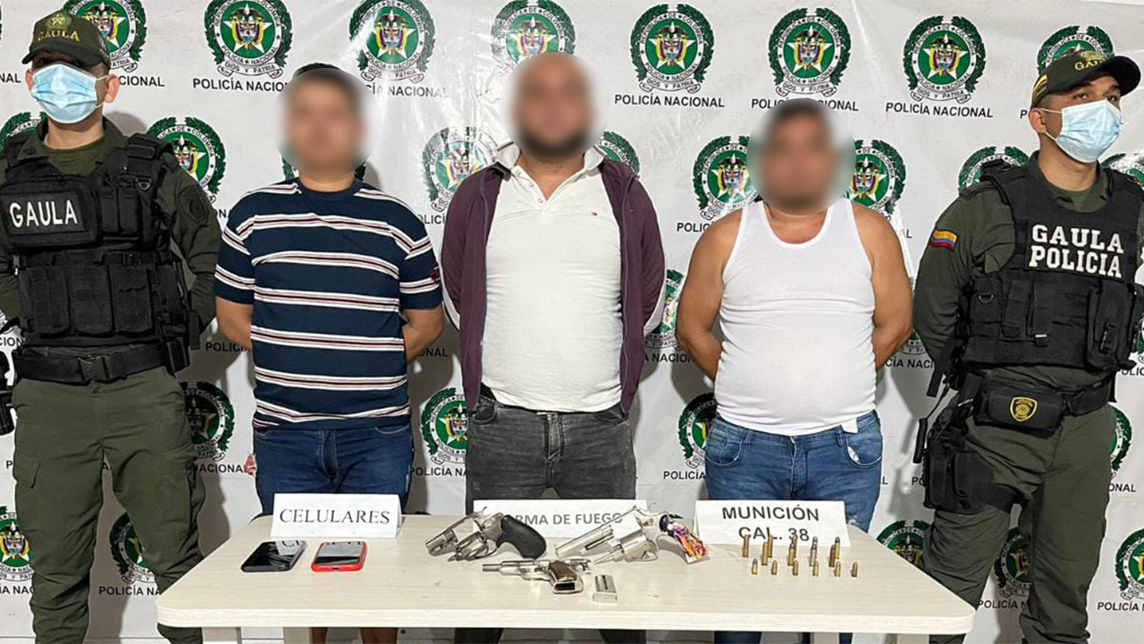 Tres capturados por extorsión con una pistola y dos revólveres