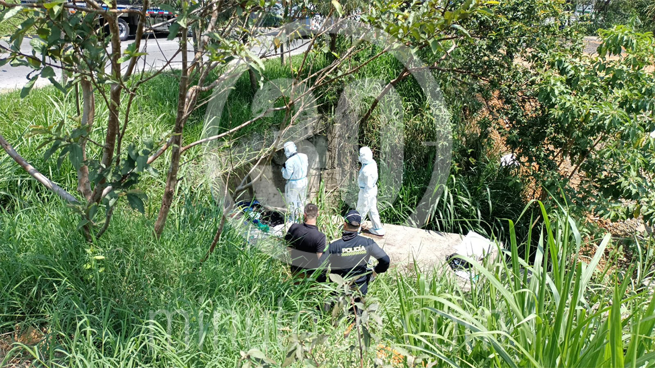 [FOTOS Y VIDEO] Un cuerpo en alto estado de descomposición, fue encontrado bajo un puente en la Autopista por Copacabana