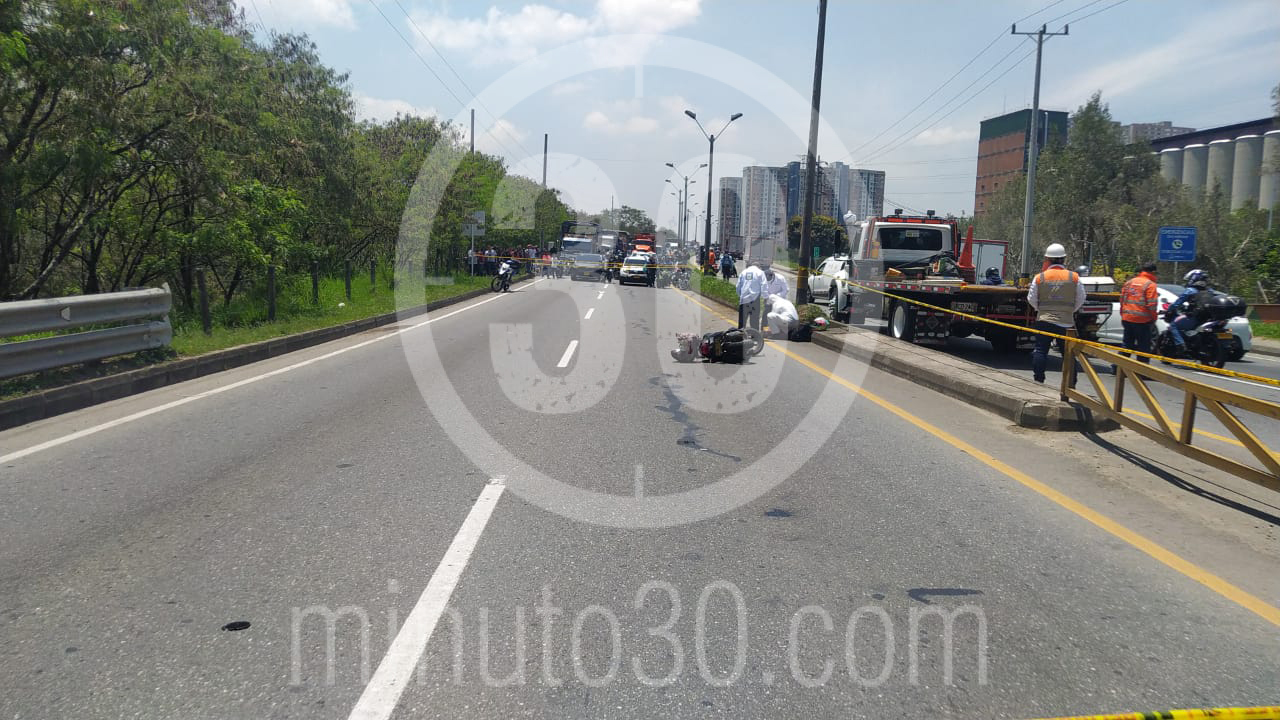 [FOTOS] Una mujer murió al caer de su moto en la Avenida Regional Norte