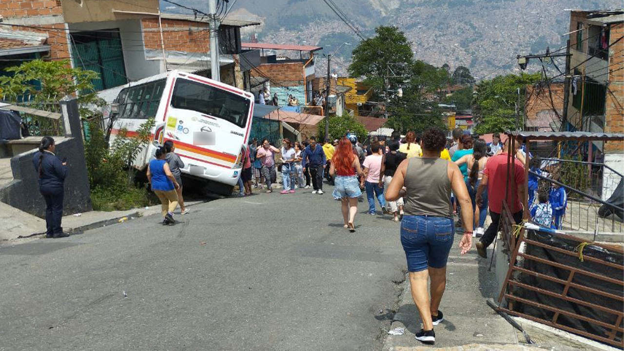 [VIDEO] ¡Qué susto! Un bus se quedó sin frenos en Bello