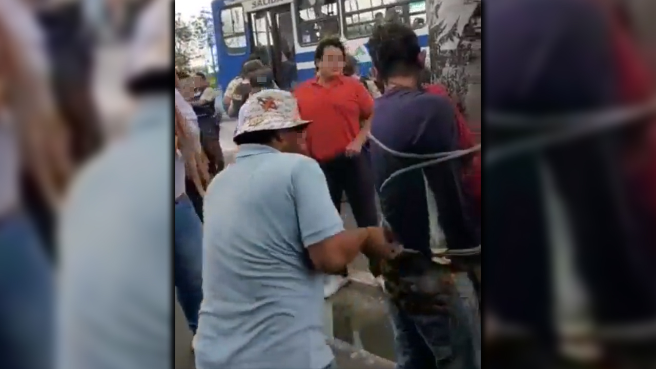 [VIDEO] Amarraron a un poste a un ladrón y le dieron correazos