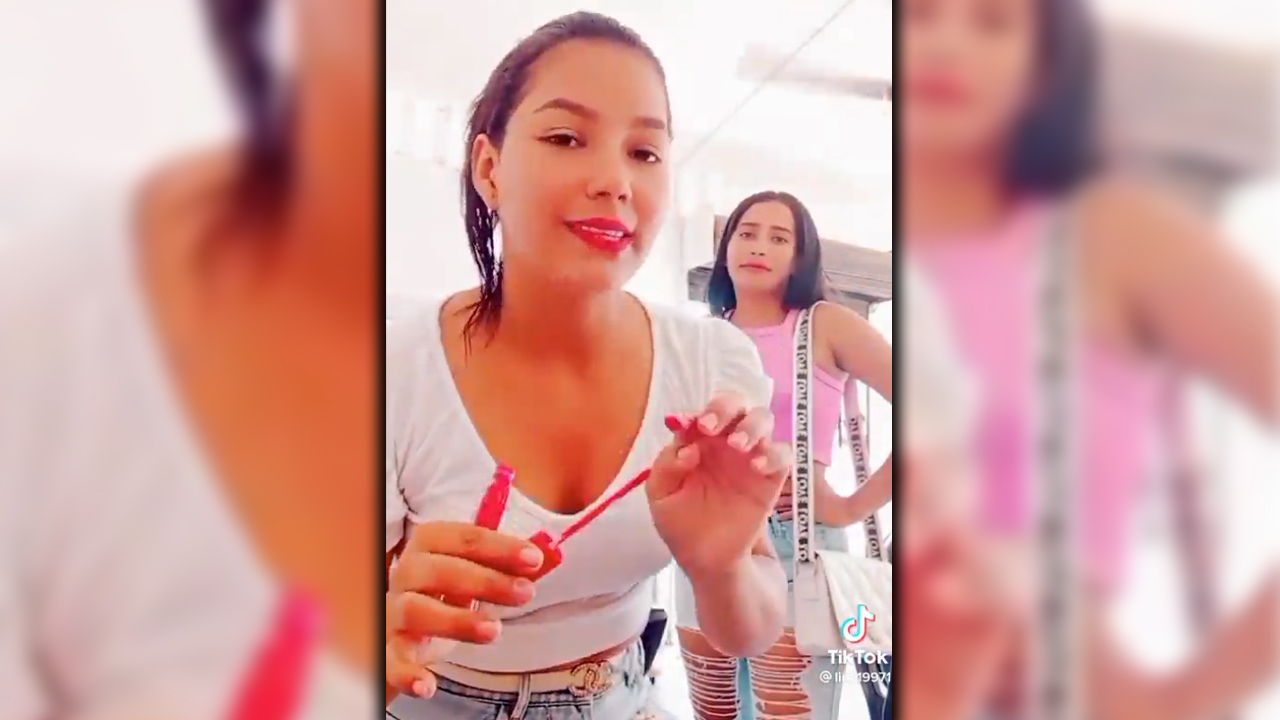 [VIDEO] Cordobesa 'chicanea' hablando paisa y su amiga la delata