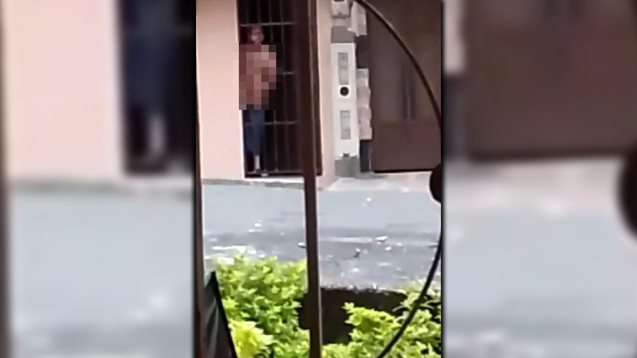 [VIDEO] Depravado fue grabado masturbándose en la puerta de una casa en Medellín