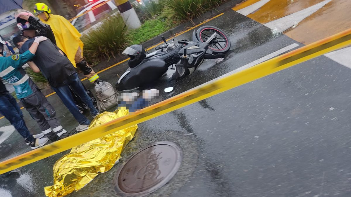 [VIDEO] En medio del aguacero murió una mujer que iba en una moto en la ...