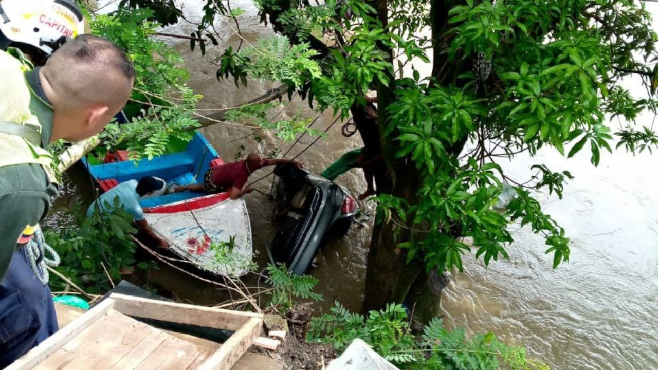 [VIDEO] Un carro chocó con dos casas y terminó en el río Cauca, una persona murió
