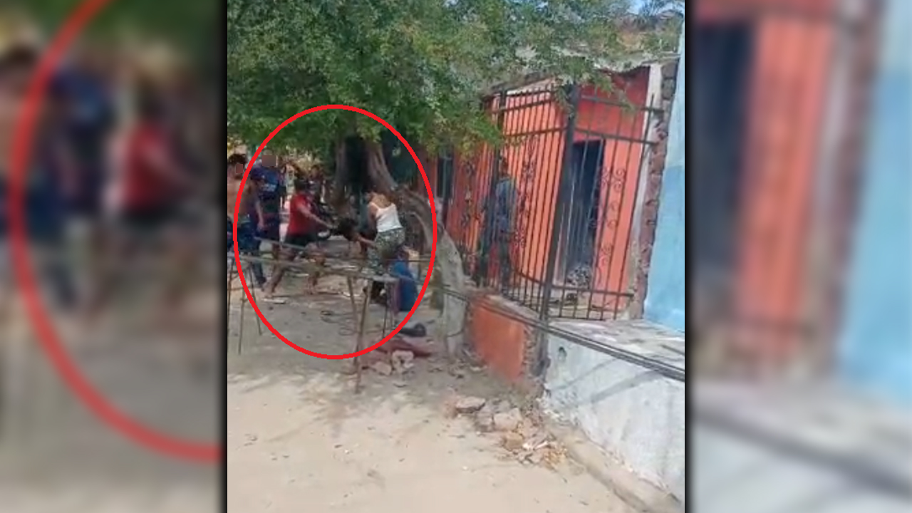 [VIDEO] Una mamá le dio machetazos a un hombre que le habría manoseado a la hija