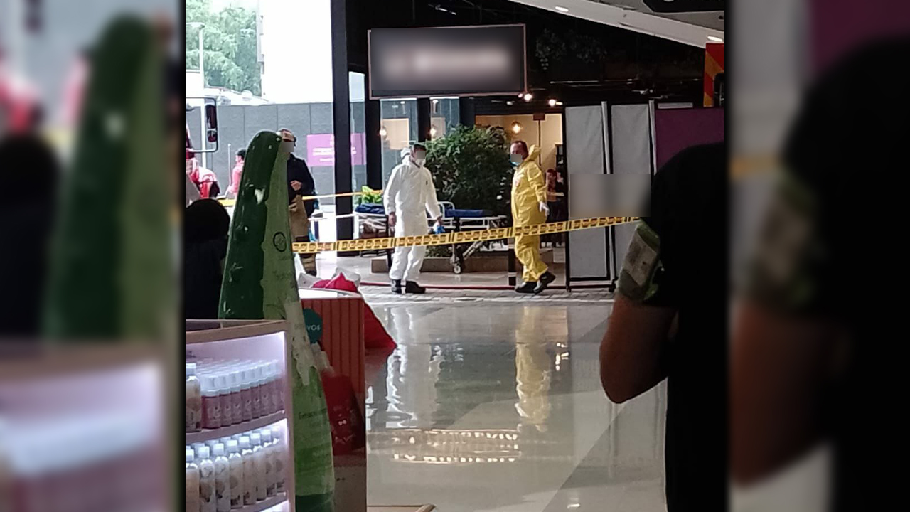 [VIDEO] Una mujer fue atacada con una sustancia tóxica en un centro comercial de Sabaneta