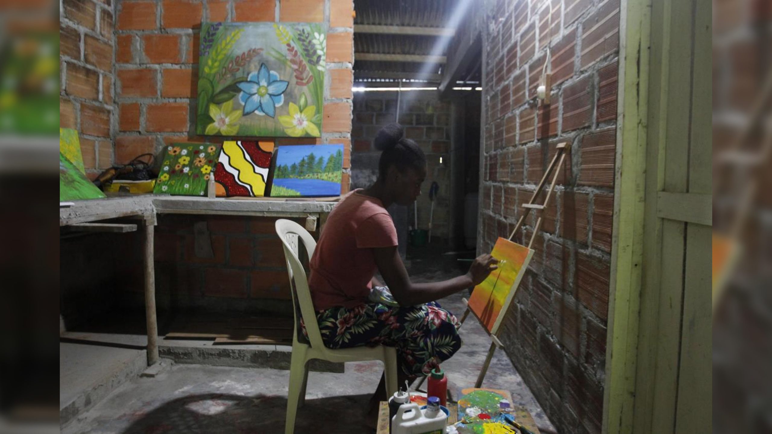 Agujas y pinceles, un camino contra la desigualdad y la violencia en Colombia
