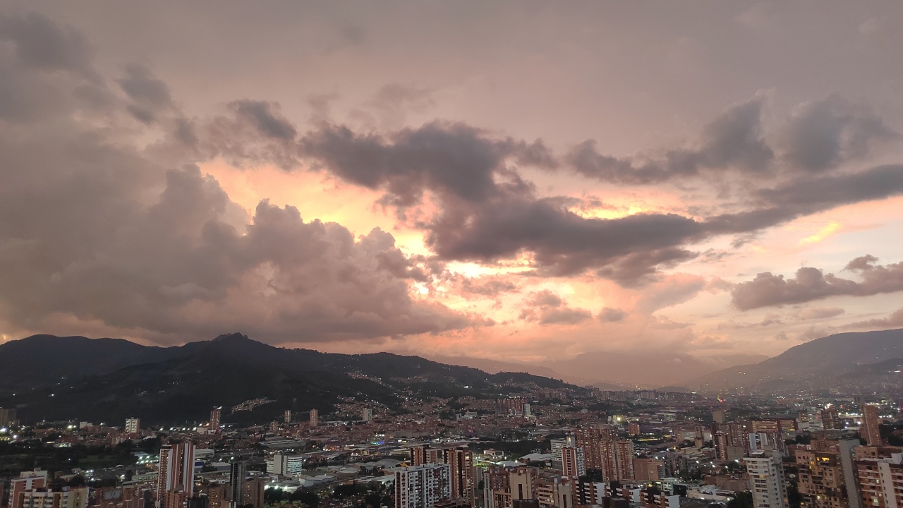 rosadita atardecer en el valle de Aburrá home