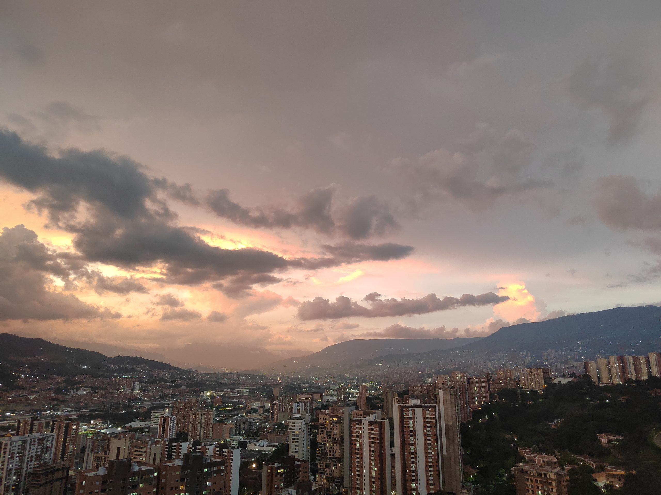 FOTOS: ¡Rosadita! Y así atardeció el Valle de Aburrá 2 atardecer en el valle de Aburra1 scaled