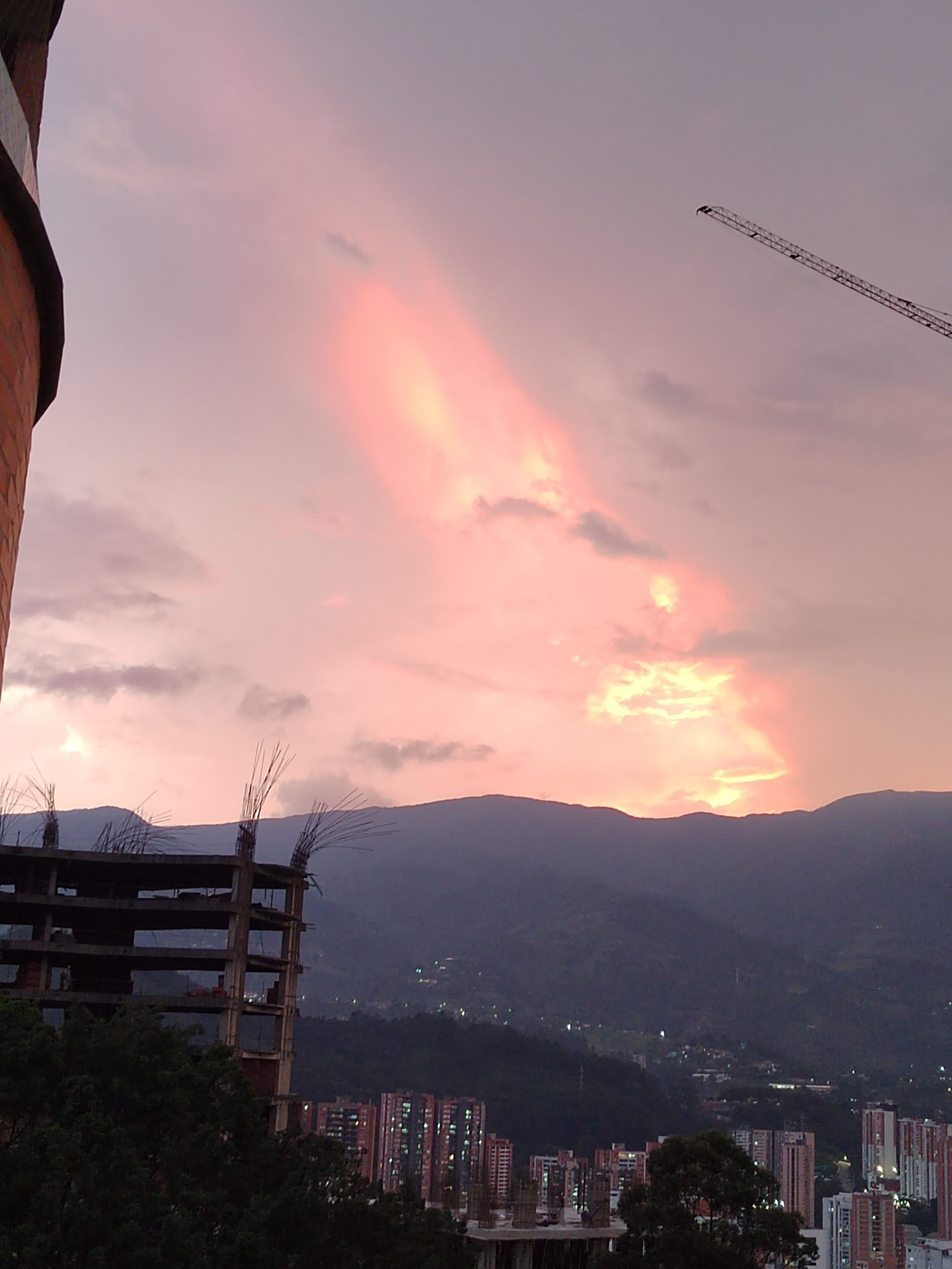 FOTOS: ¡Rosadita! Y así atardeció el Valle de Aburrá 3 atardecer en el valle de Aburra2 scaled