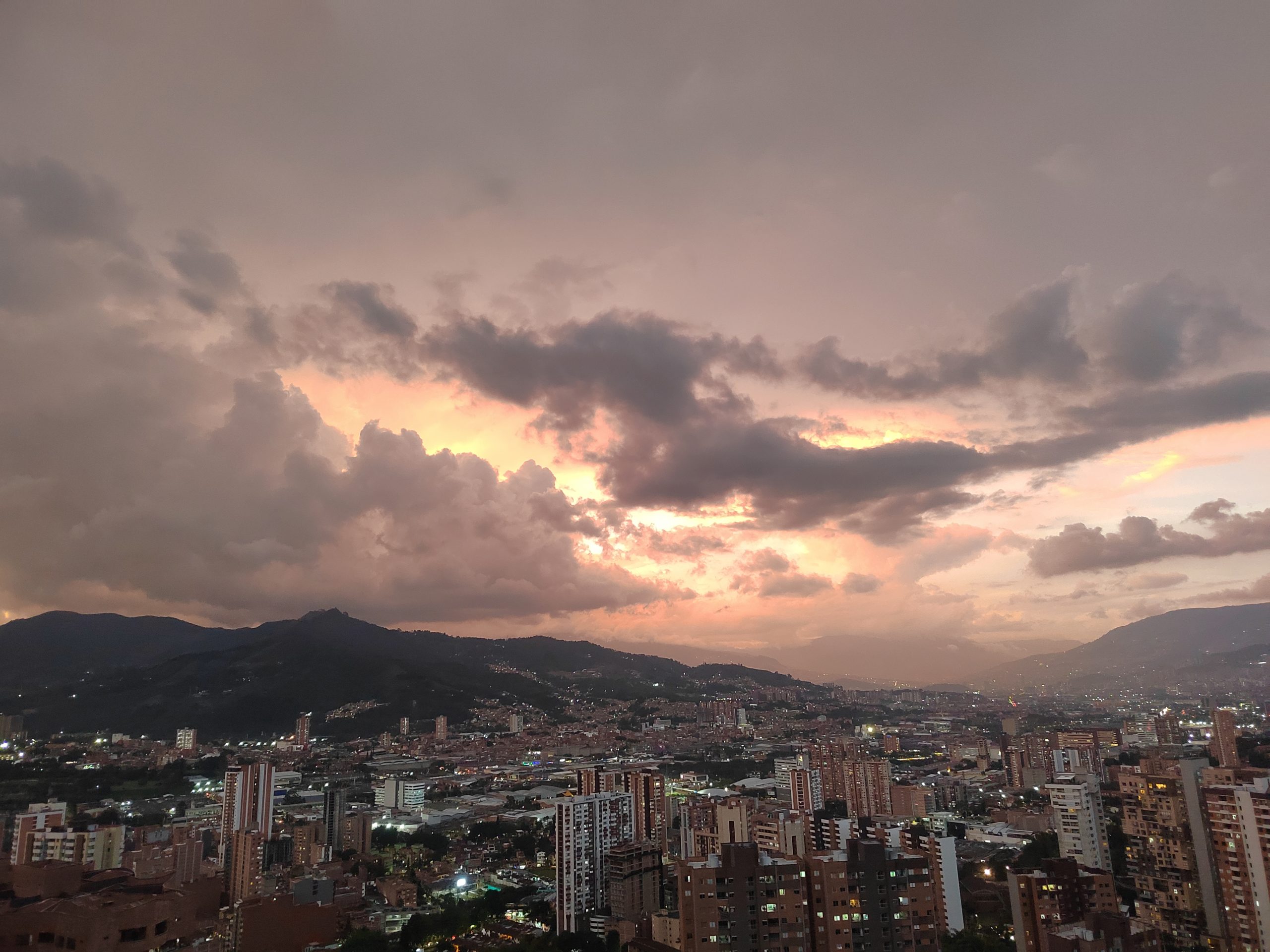 FOTOS: ¡Rosadita! Y así atardeció el Valle de Aburrá 4 atardecer en el valle de Aburra3 scaled