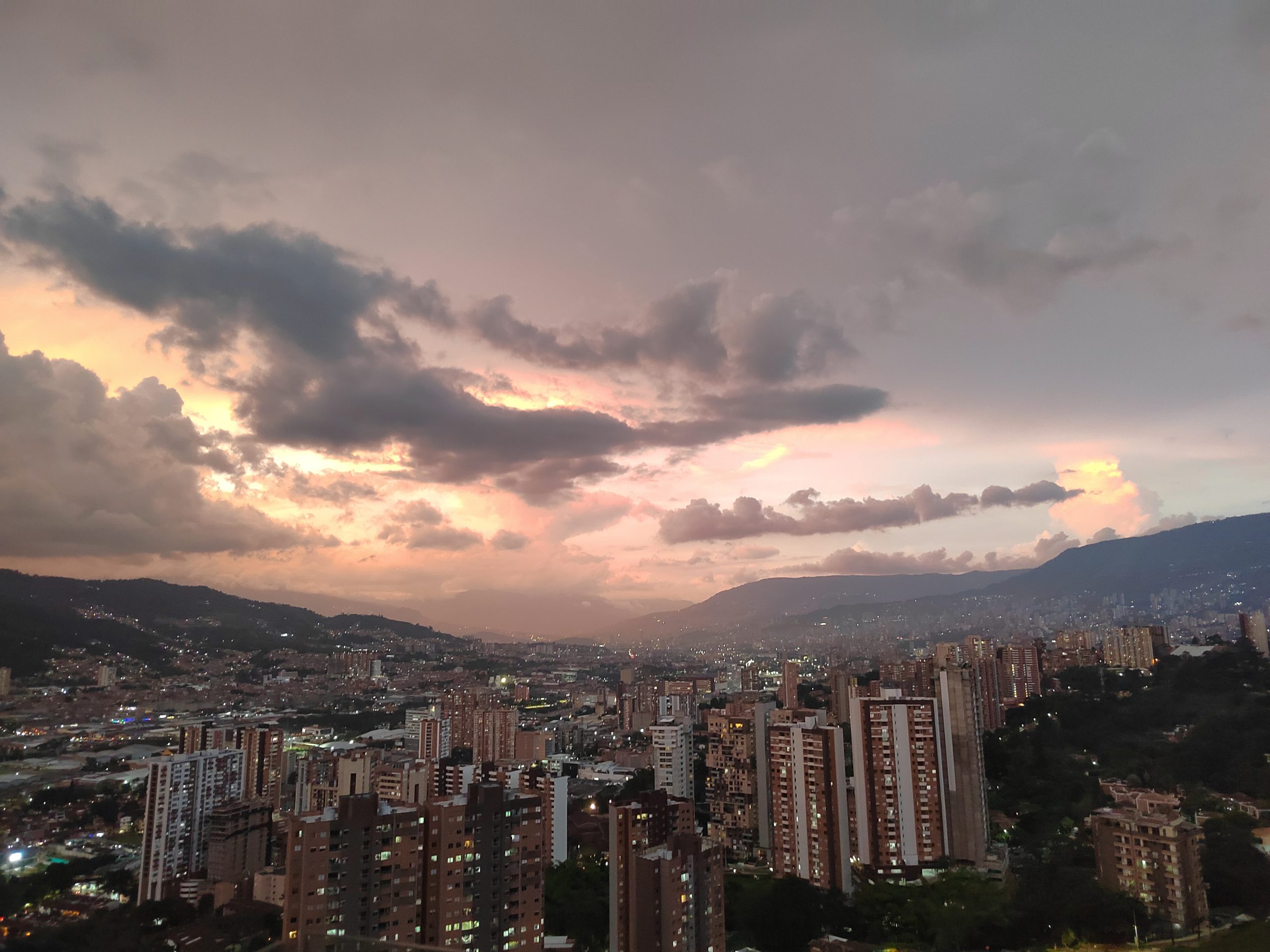 FOTOS: ¡Rosadita! Y así atardeció el Valle de Aburrá 5 atardecer en el valle de Aburra4 scaled