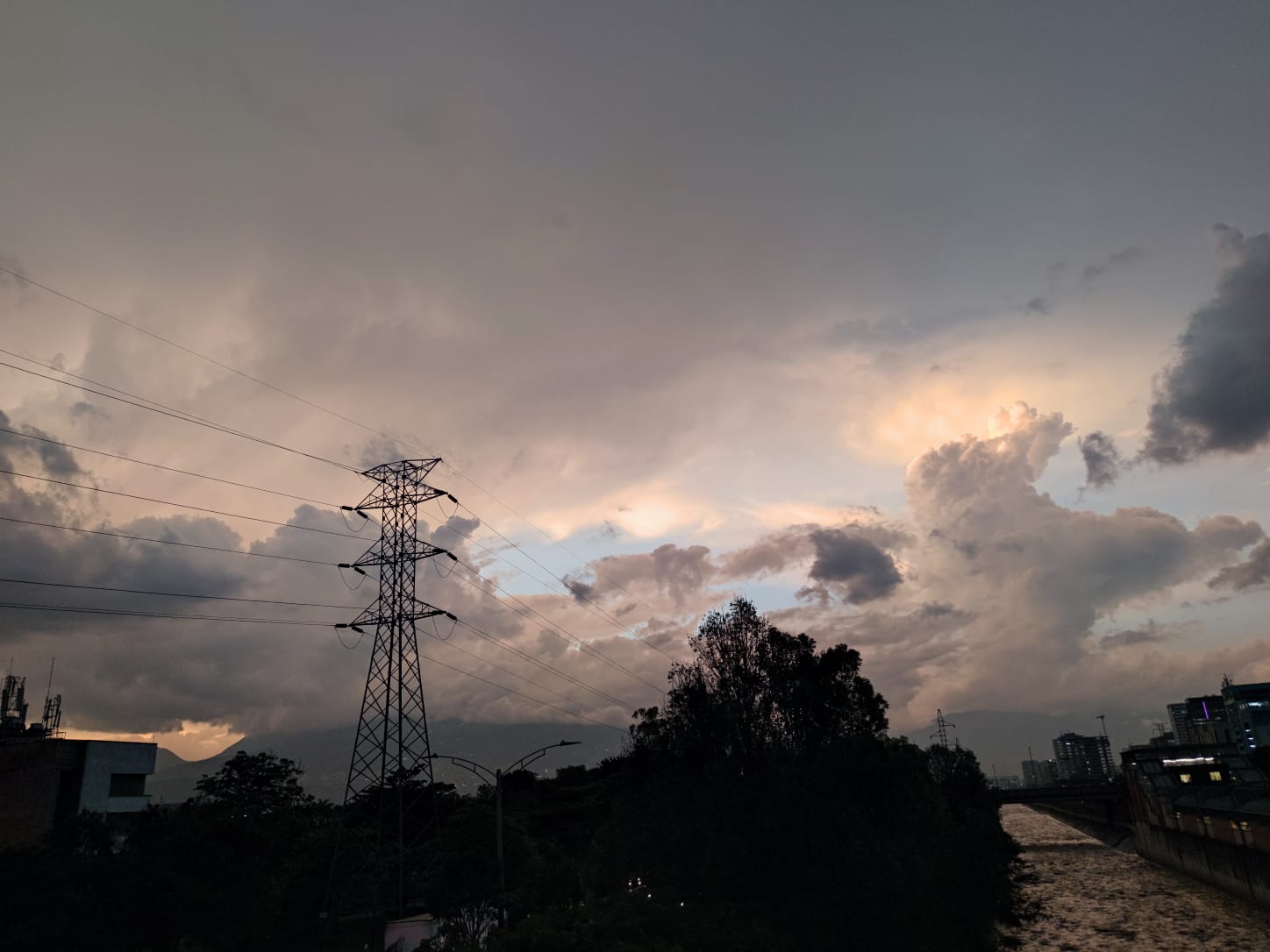 FOTOS: ¡Rosadita! Y así atardeció el Valle de Aburrá 8 atardecer en el valle de Aburra7