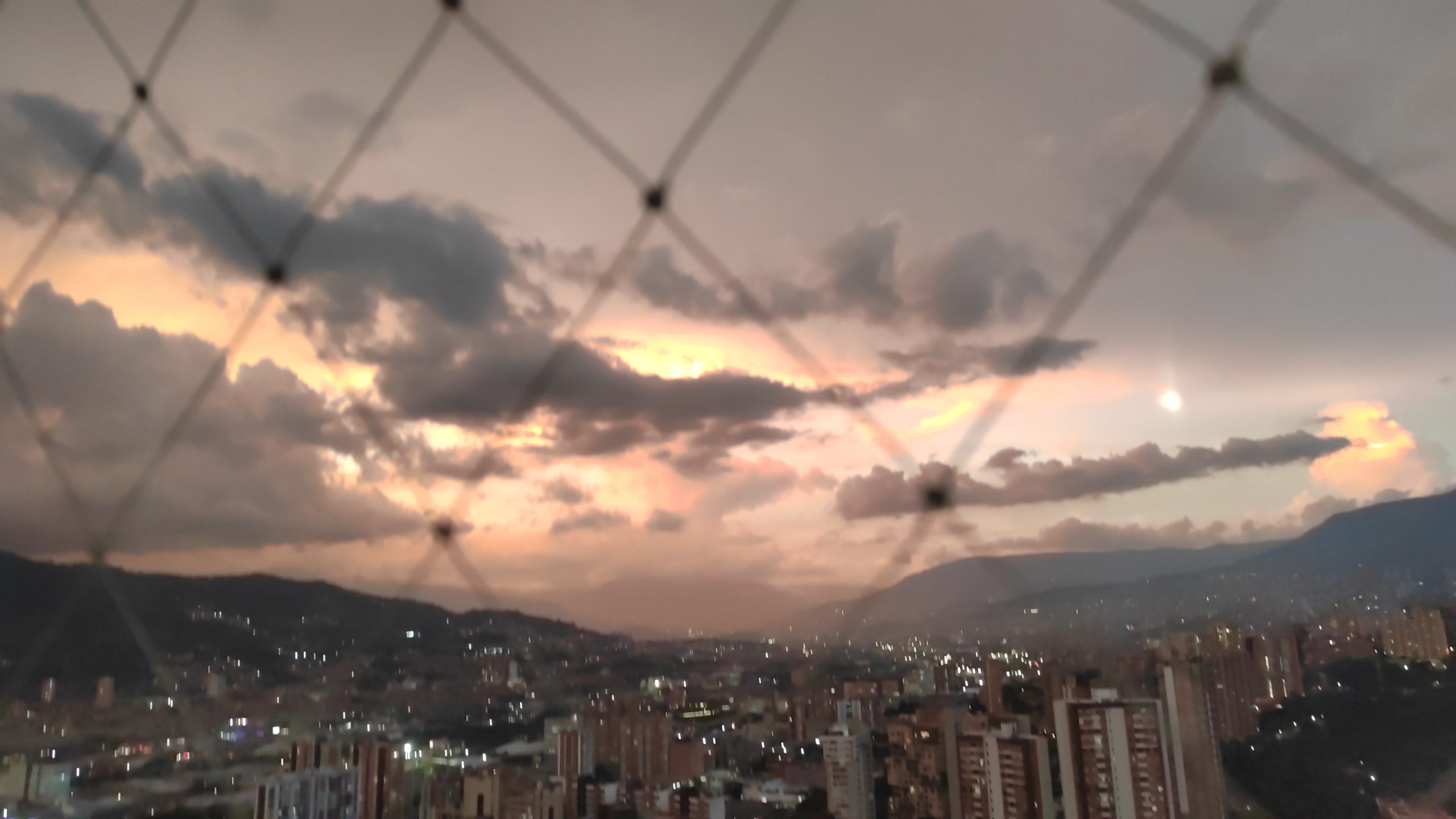 FOTOS: ¡Rosadita! Y así atardeció el Valle de Aburrá 9 atardecer en el valle de Aburra8 scaled