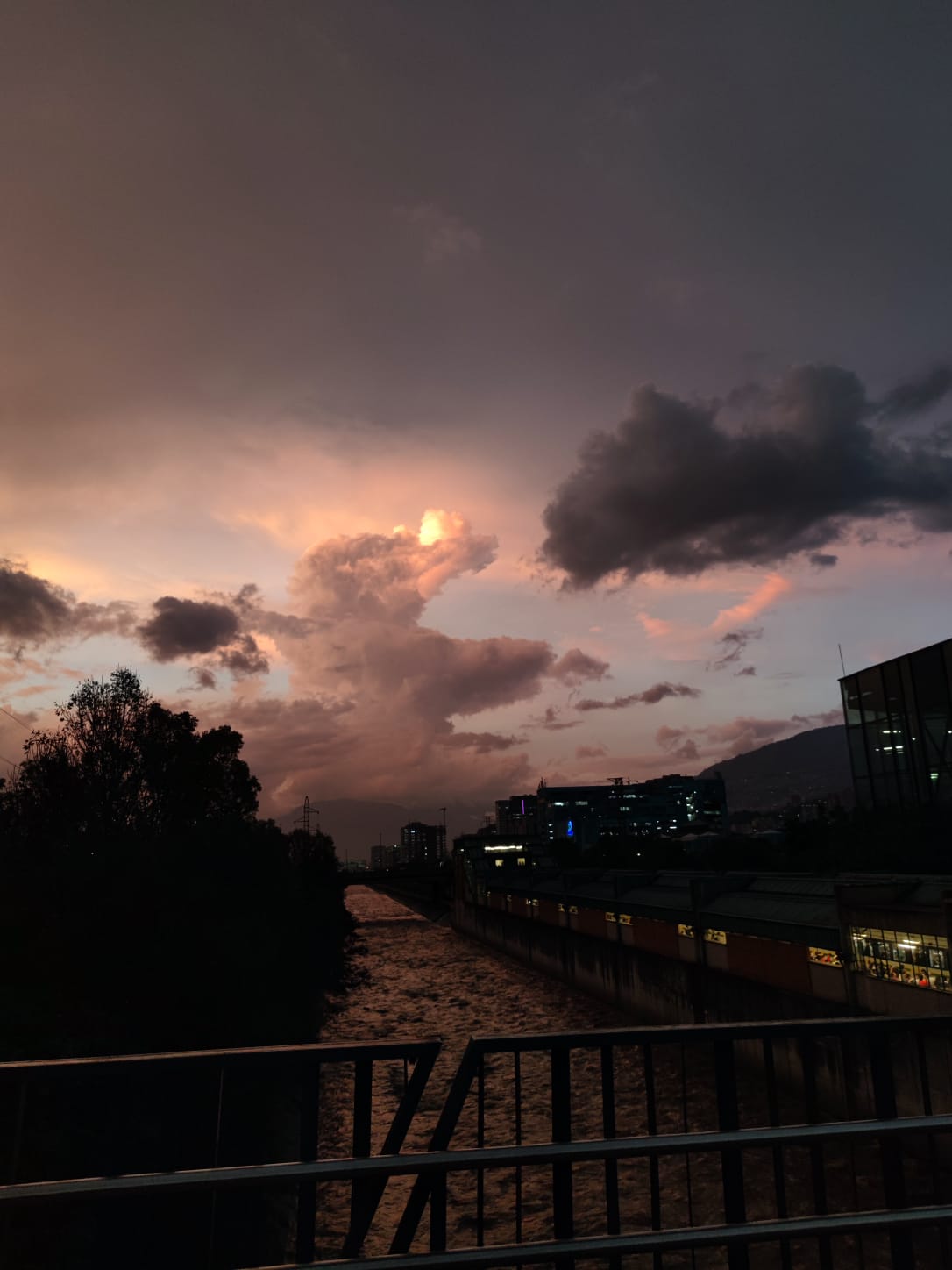 FOTOS: ¡Rosadita! Y así atardeció el Valle de Aburrá 10 atardecer en el valle de Aburra9