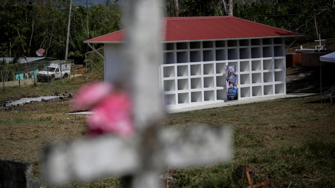 Nichos humanitarios para los migrantes muertos en la temida selva del Darién