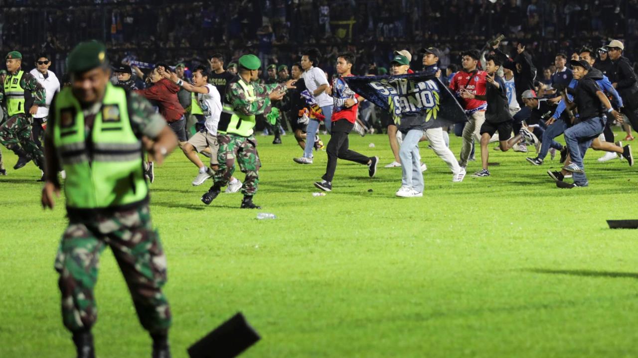 Indonesia condena a policía por negligencia en estampida que dejó 135 muertos