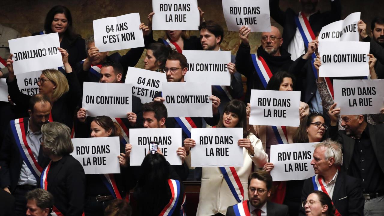 Macron salva por los pelos su Gobierno y su reforma de las pensiones