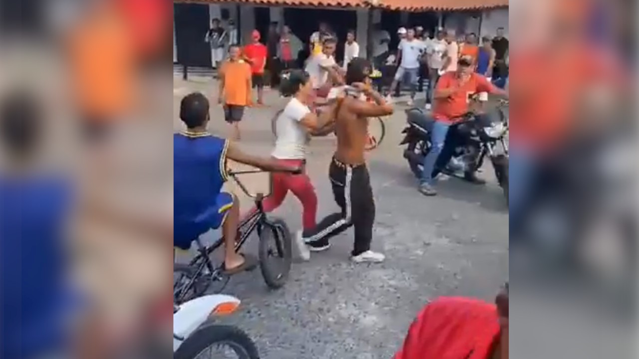 [VIDEO] Una mamá sacó a ‘riendazos’ a su hijo de la protesta minera en el bajo cauca antioqueño
