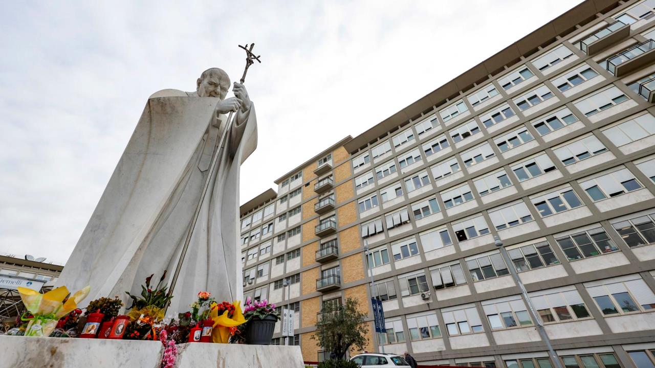 La salud del papa Francisco "mejora progresivamente" y sigue el tratamiento