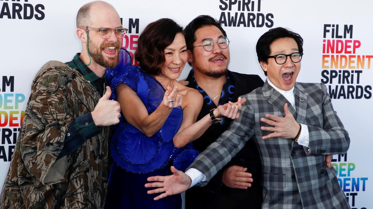 "Everything Everywhere All at Once" lídera los premios Spirit rumbo al Óscar