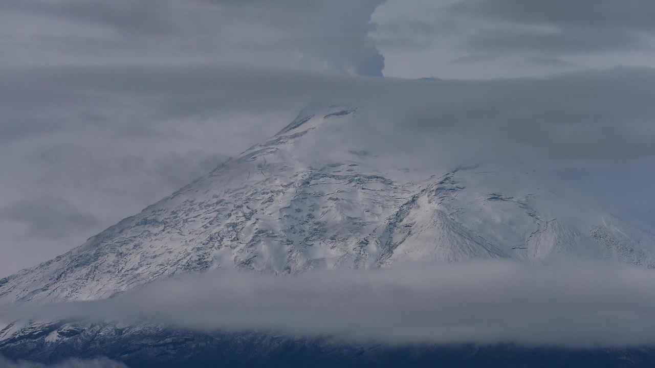 El volcán Cotopaxi vuelve a mostrarse en medio de la niebla de los Andes