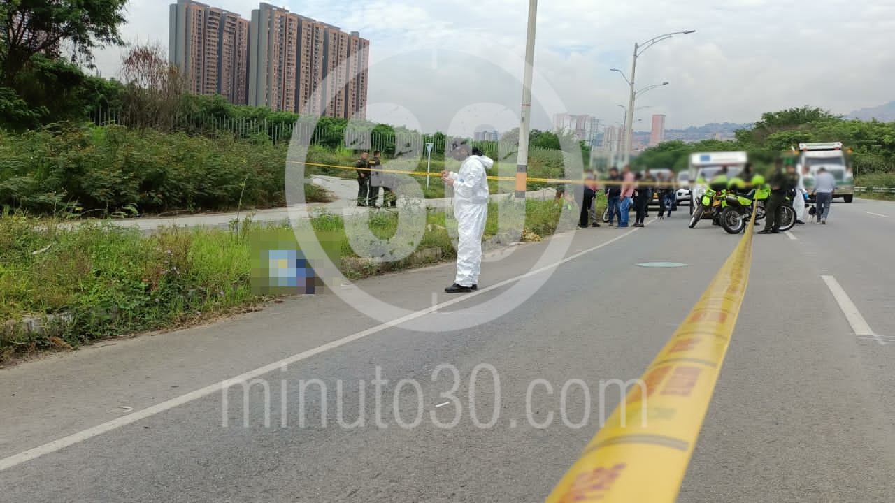 [FOTOS Y VIDEOS] Encontraron el cadáver de un jovencito embolsado en la vía entre Bello y Copacabana