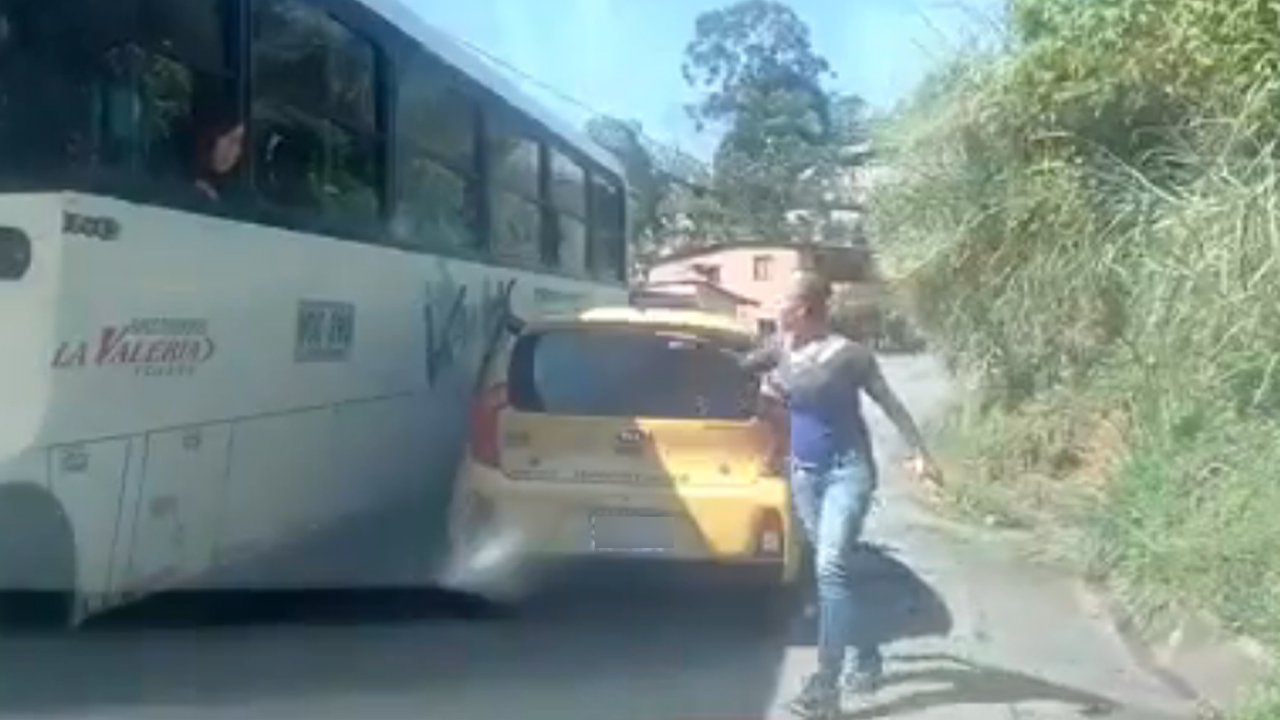 Así le reclamó una mujer a un conductor imprudente que por poco ocasiona un accidente en Caldas