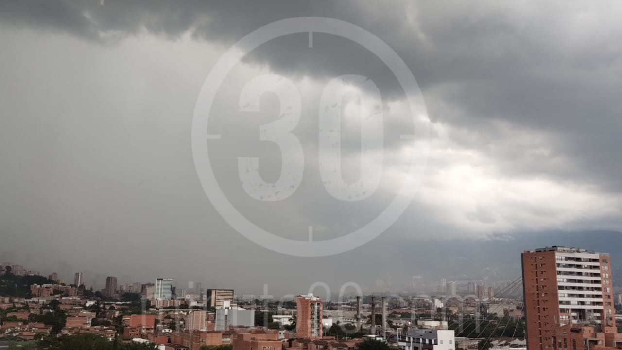 [VIDEO] Ya empezó la lluvia en el Valle de Aburrá, reportan vendaval en Sabaneta