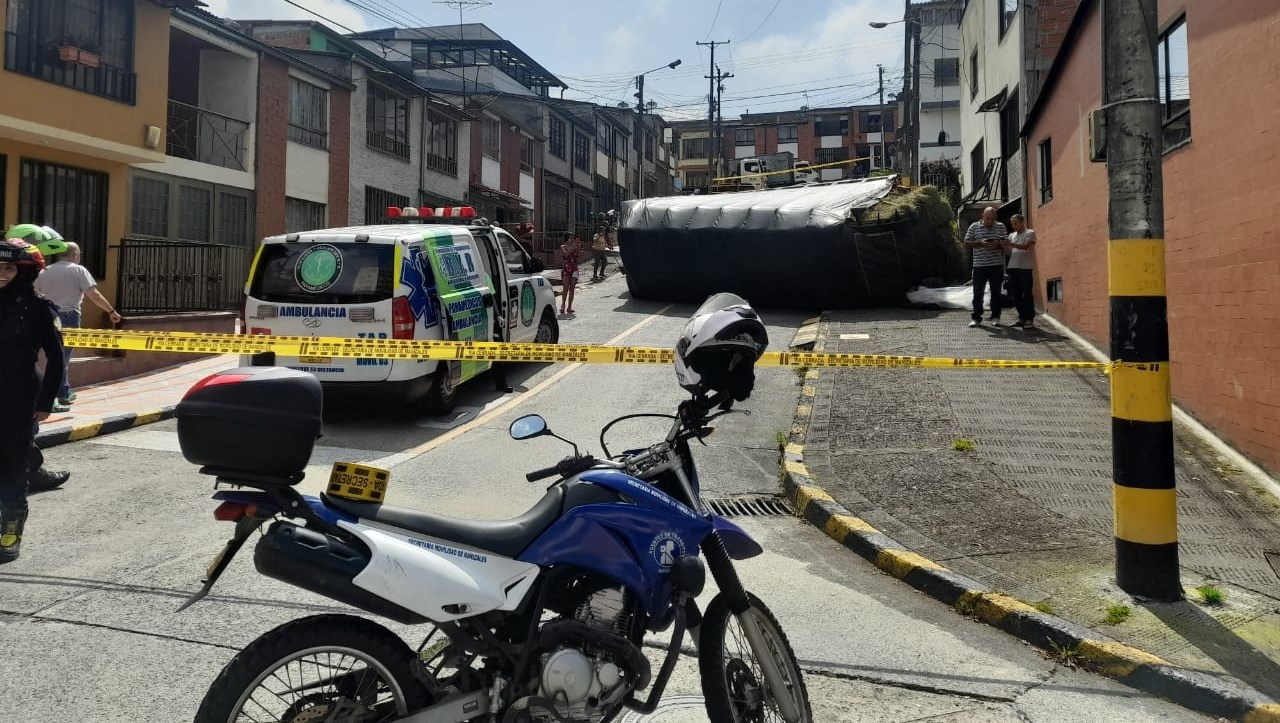 [FOTOS] ¡Qué susto! Camión se volcó en el barrio El Palmar