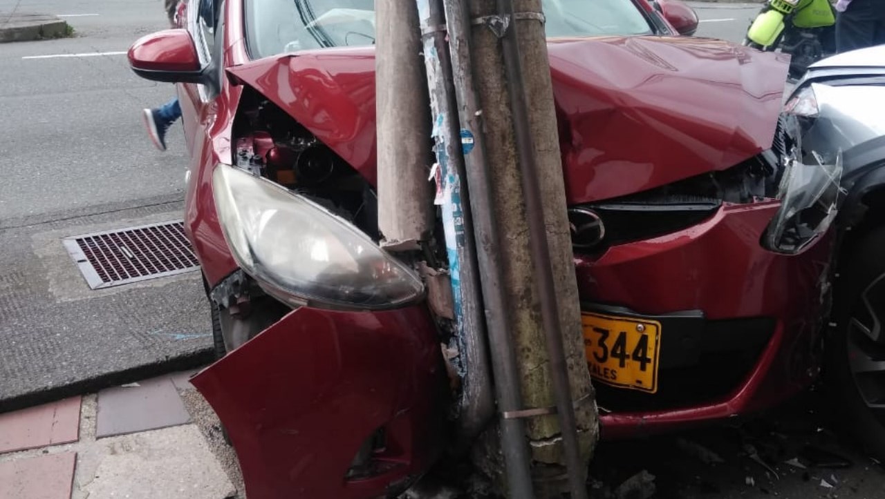 ¡Qué ‘tramacazo’! Carro chocó contra poste en la avenida Santander, Manizales