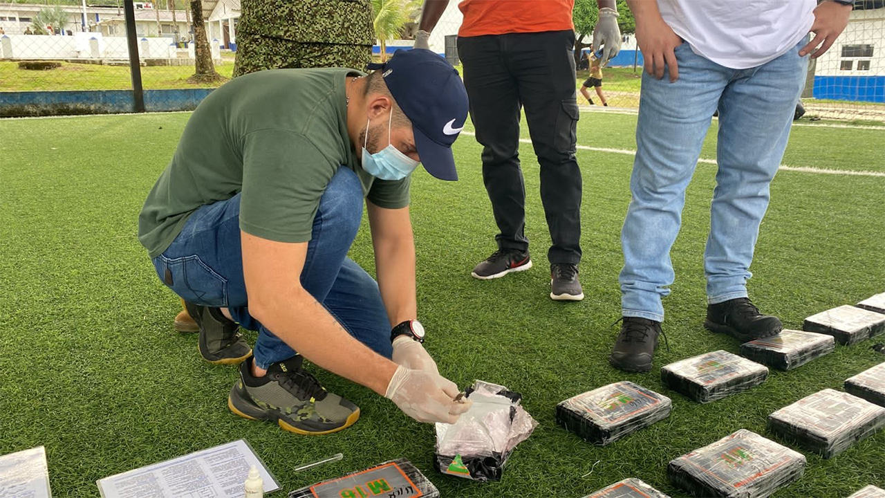 Cerca de una tonelada de cocaína y municiones fueron incautados por la Armada