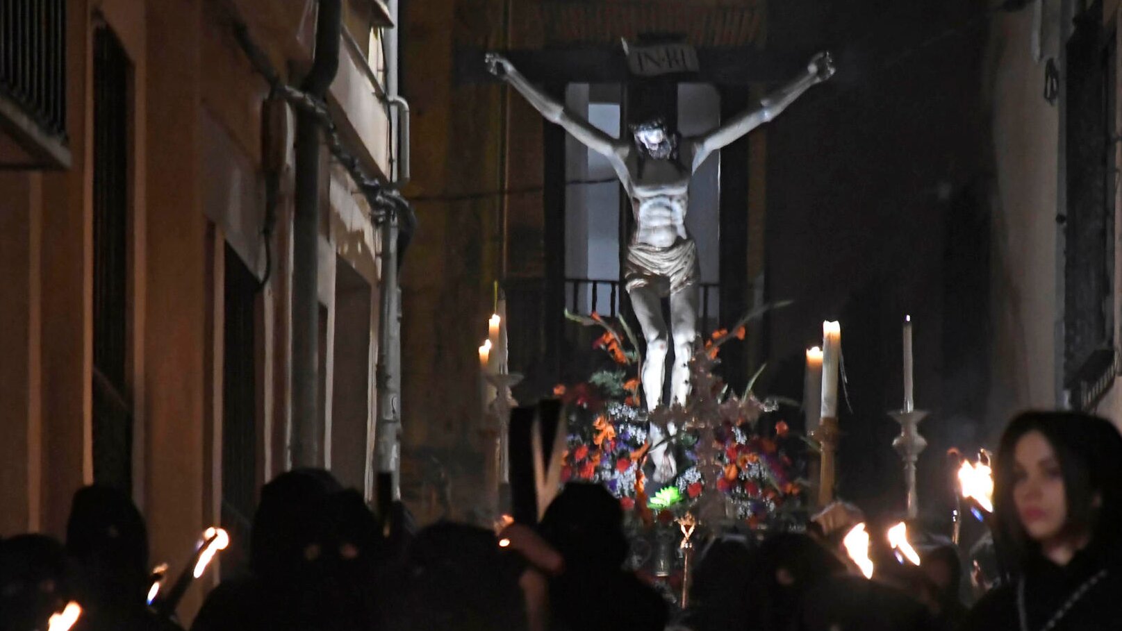 Cientos de velas arropan Viacrucis