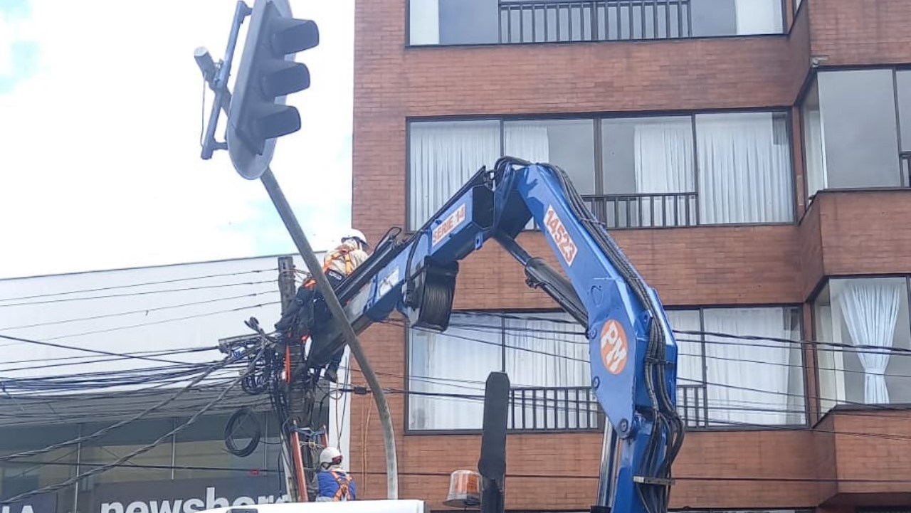 FOTOS. ¡Atención! Cierre total en la Av. Santander, Manizales, por reparación del poste de la luz