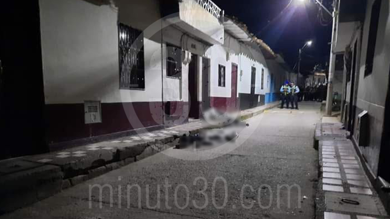 [FOTO] Dos personas fueron asesinadas en plena calle de San Vicente Ferrer