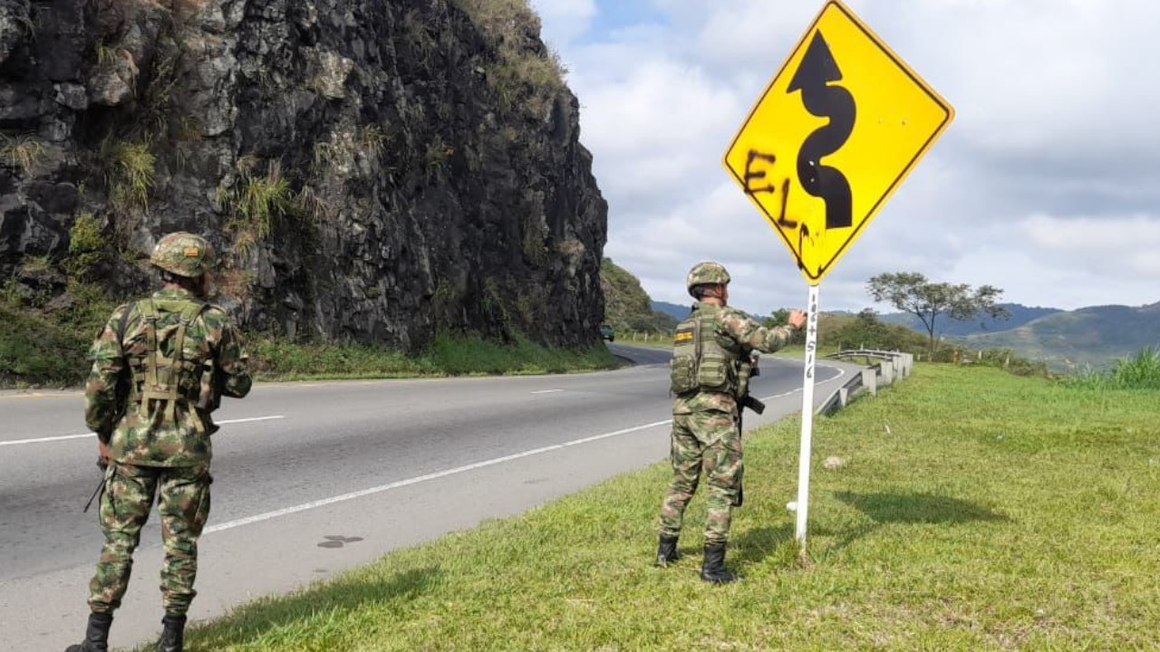 [FOTOS] Ejército quitó varias banderas alusivas al ELN en el Valle del Cauca