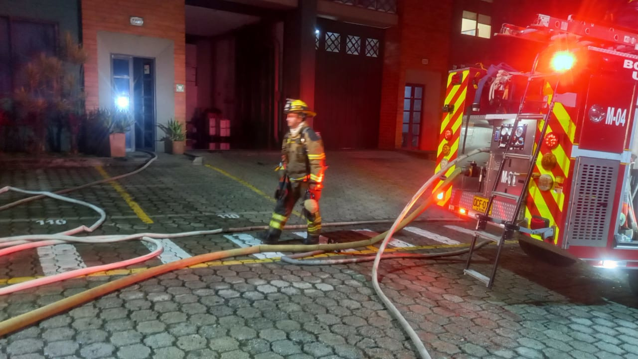 [FOTOS Y VIDEO] Se registró voraz incendio en una bodega de La Estrella