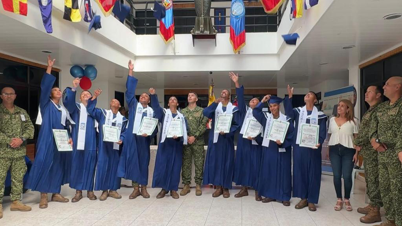 Nueve infantes de la Armada se graduaron como bachilleres mientras prestaban servicio militar