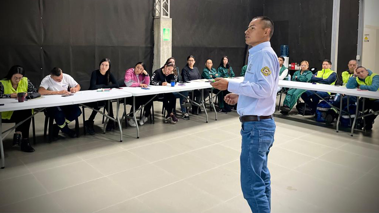 Personal que censa a población del río Chinchiná es capacitada sobre la amenaza volcánica del Nevado del Ruiz
