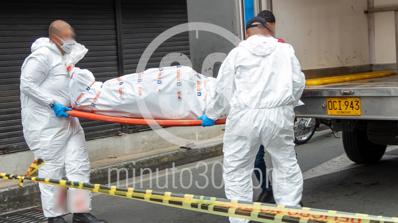 ¡Dios mío! Joven se quejó de dolor de estómago con sus vecinos, y en segundos, cayó muerto en la calle
