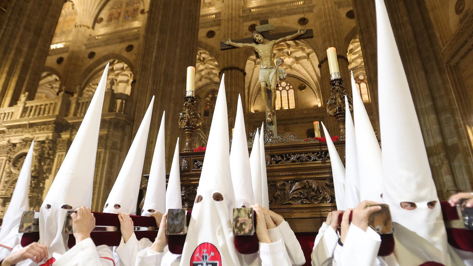Salamanca guarda silencio en la procesión del Cristo yacente