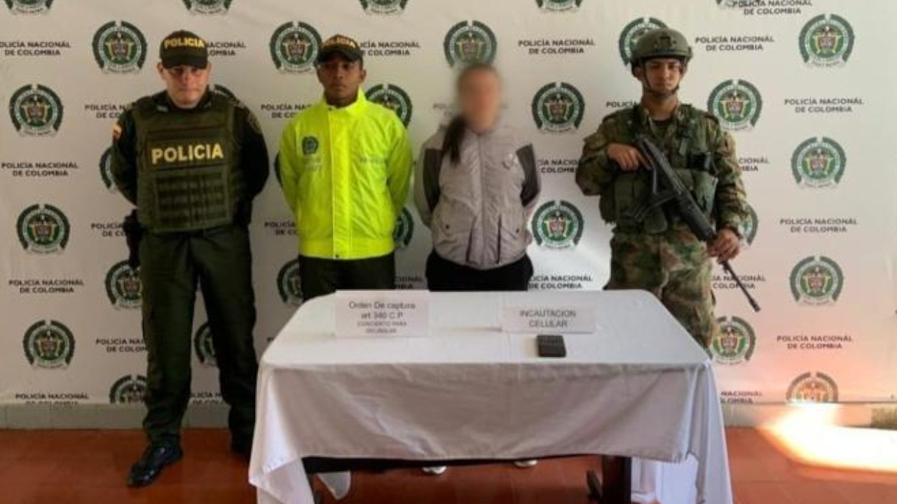 VIDEO: El Ejército capturó a alias 'Sara', presunta coordinadora logística del 'Clan del Golfo' en Antioquia