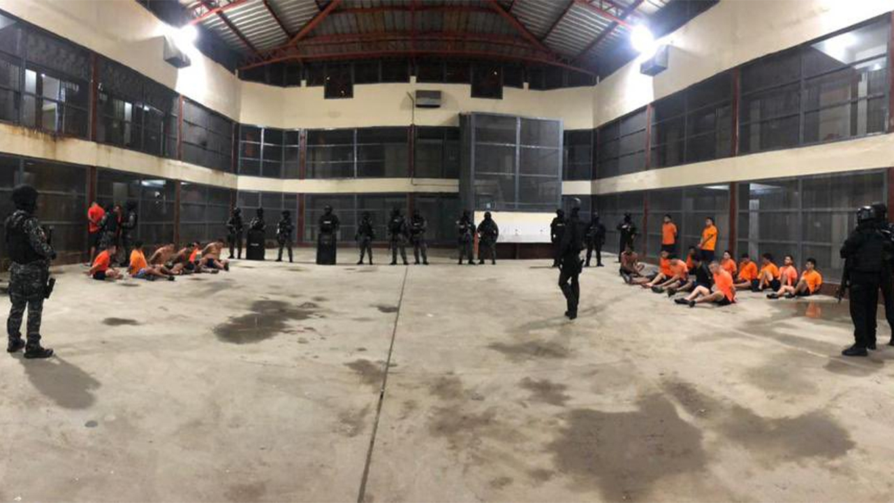 Seis reclusos fueron encontrados colgados en una cárcel de Ecuador