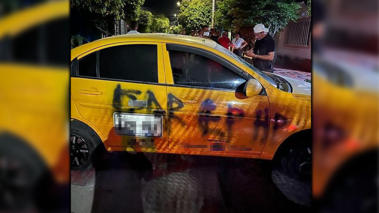 Un taxi fue marcado con las siglas FARC EP HP en Santander