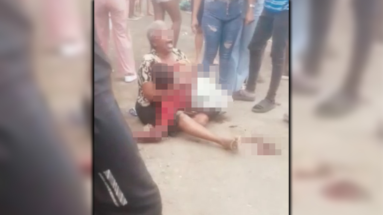 [VIDEO] ¡Desgarrador! Una mamá llora desconsolada con su hijo muerto en los brazos