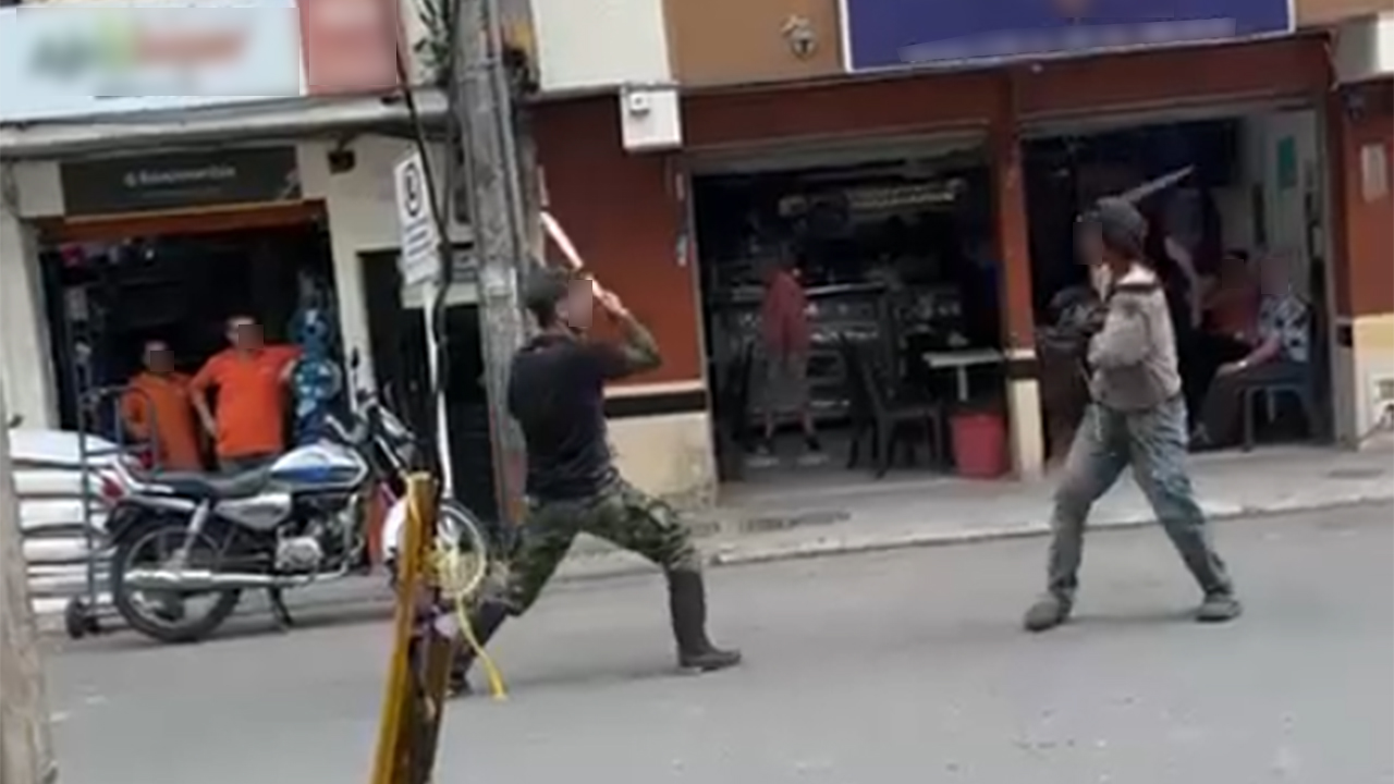 [VIDEO] Con machete en mano se quisieron ‘terapear’ dos hombres en Barbosa, Antioquia