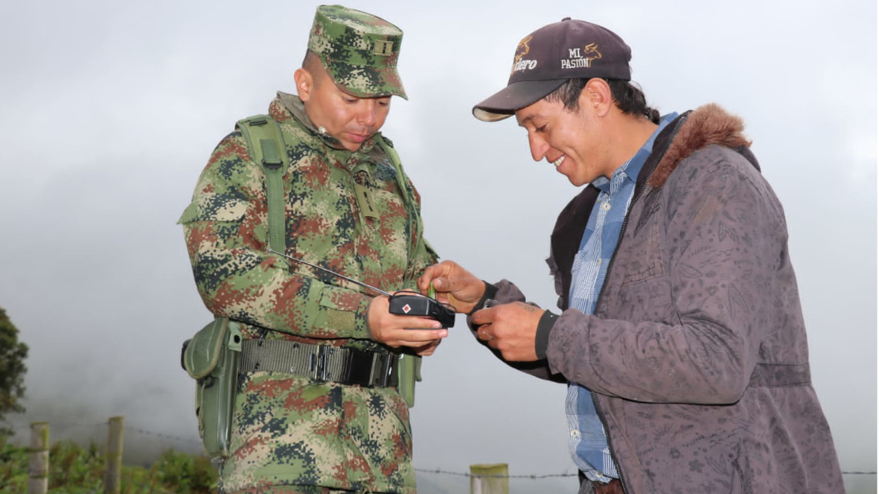 [VIDEO] Ejército entrega radios a la comunidad que vive cerca al Nevado del Ruiz