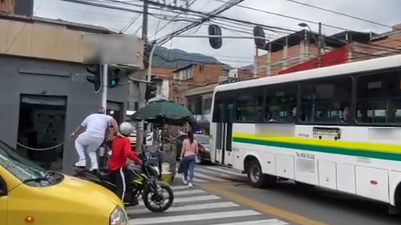 [VIDEO] En Bello, ciudadano le pasó por encima a una moto que no respetó el paso peatonal
