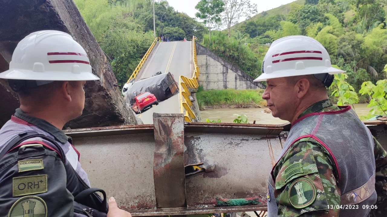 [VIDEO] Fuerzas Militares están en el lugar del desplome del puente que comunicaba al Quindío con el Valle